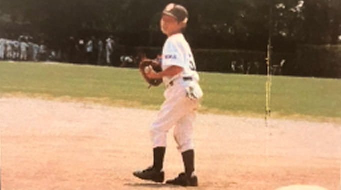 野球のユニフォームを着た少年